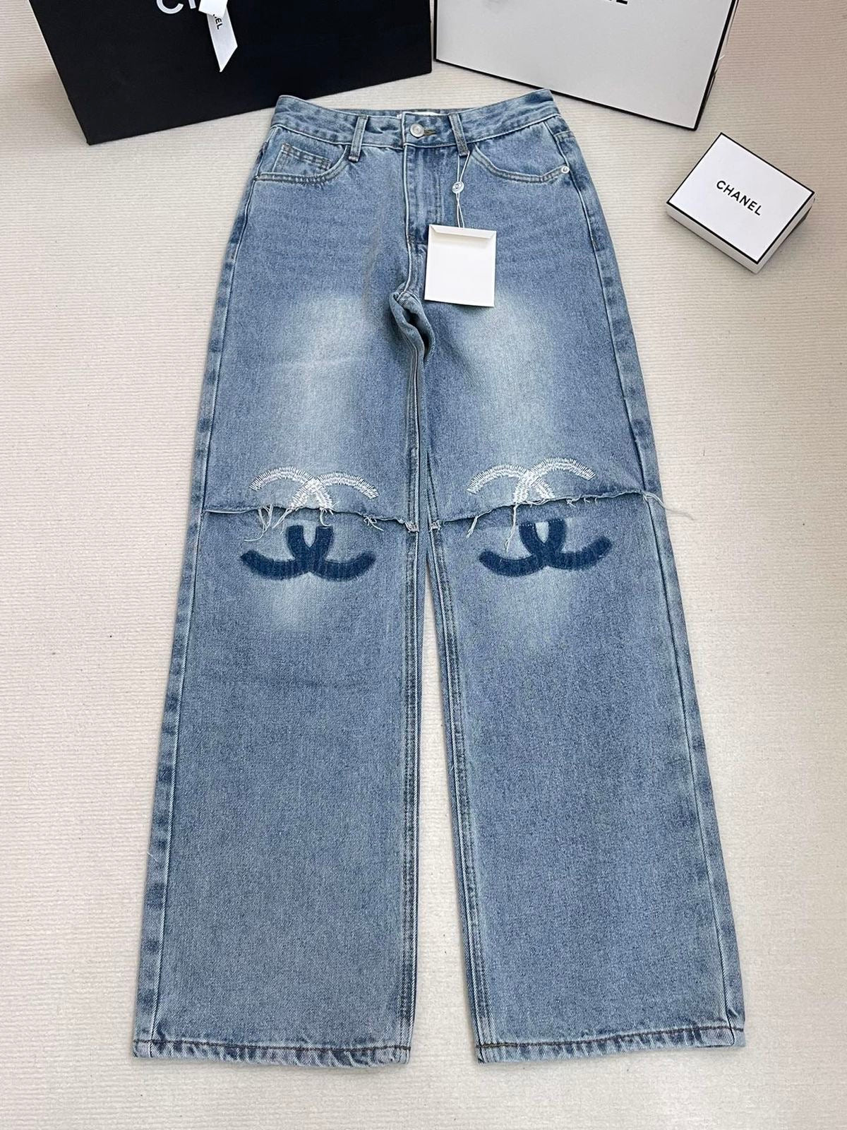 NELLY MID LOGO RIPPED JEANS